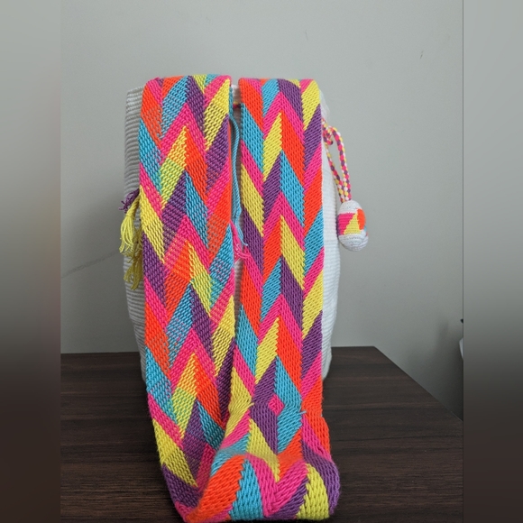 Authentic Wayuu bag/ Mochila Wayuu/ cream color/ neon strap/ Size M - Picture 3 of 9